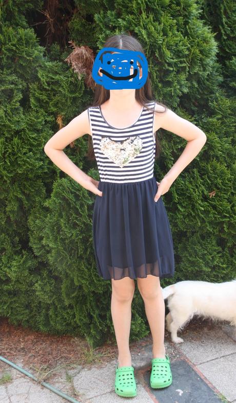 Parádne šaty s flitrovým srdiečkom, 140