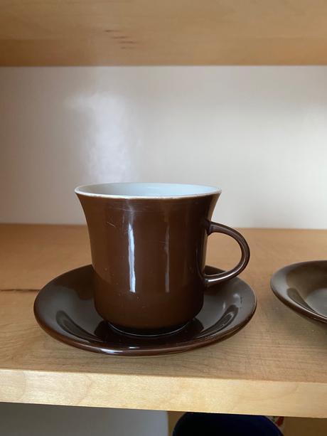 Krásne staré retro dve hnedé šálky s podšálkami, 