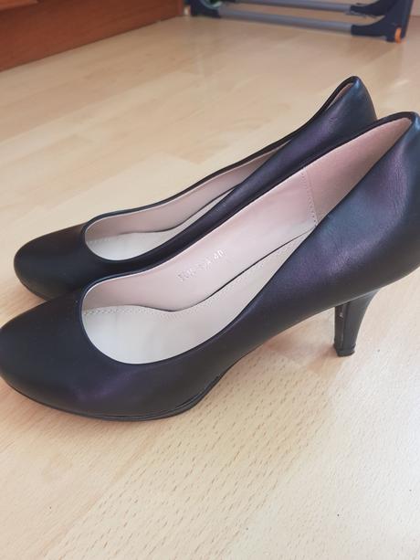 Čierne lodičky, 40