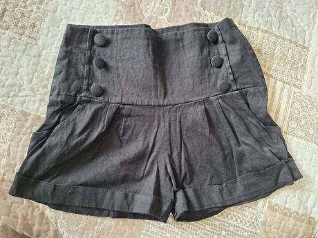Kraťasy s vysokým pásom, bershka,s