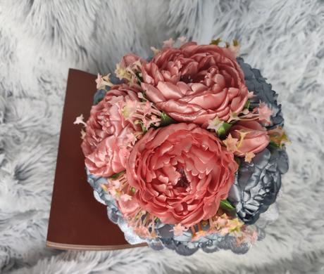 Kytica pivoniek zo saténu s čipkovou dekoráciou, 