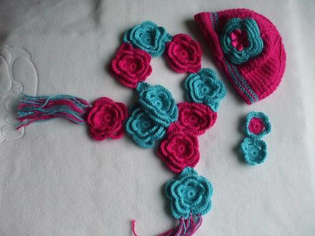 Cyklaménovo tyrkisová čiapočka s kvietkovým šálom, 80