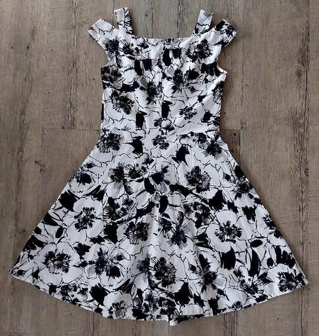 Čiernobiele kvetinové šaty, 36