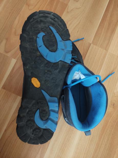 Ponúkam chlapčenskú turistické nepremokavé topánky, 38