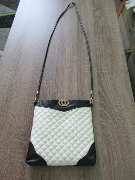 Čierno-biela crossbody kabelka, 