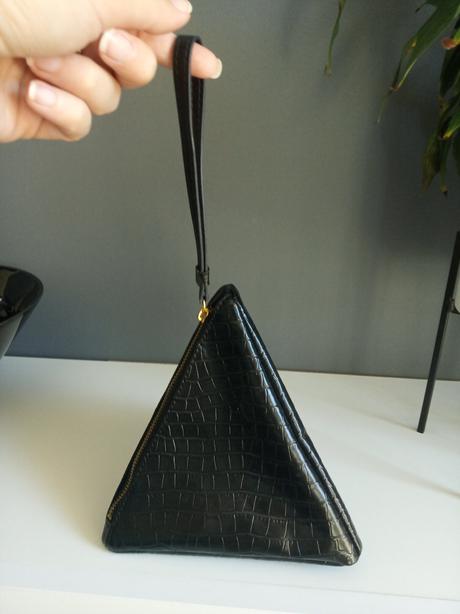 Kabelka v tvare pyramidy,