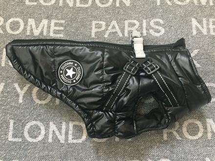 Bunda s postrojom pre mensieho psa, 