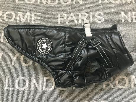 Bunda s postrojom pre mensieho psa,