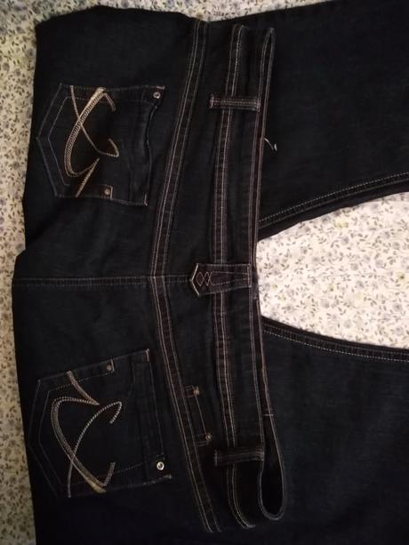 Skrátené tmavo-modré džínsy., 52