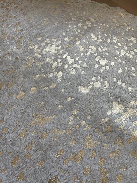 Koberec z hovädzej kože hnedá / zlata farba,