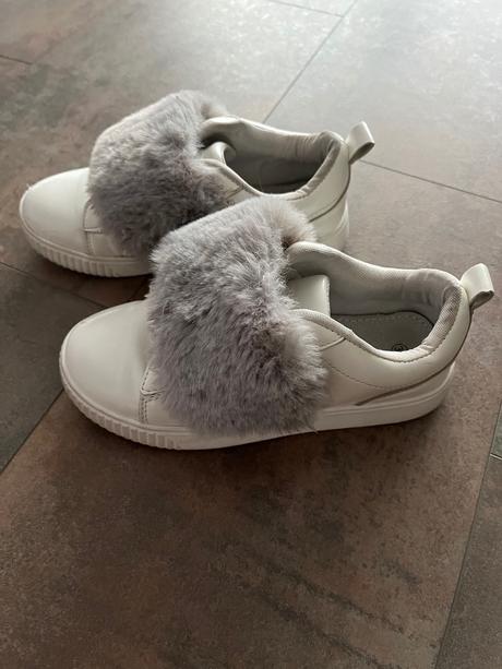 Tenisky s kozusinkou, 33