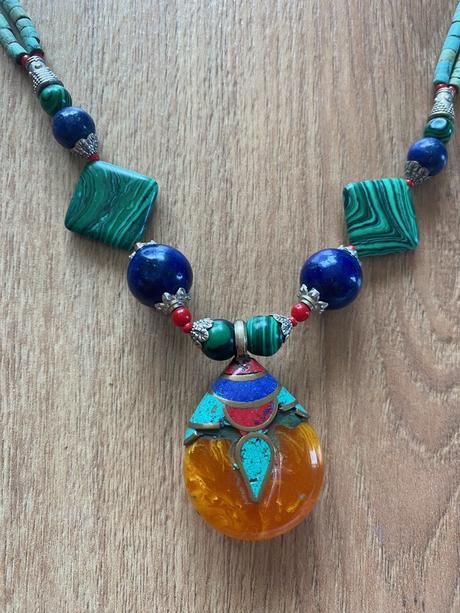 Farebný náhrdelník v egyptskom štýle,