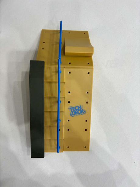 Schodisko so zábradlím a rampou a skateboadmi,