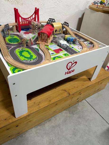 Hape stolik s vlacikovou drahou a doplnkami,
