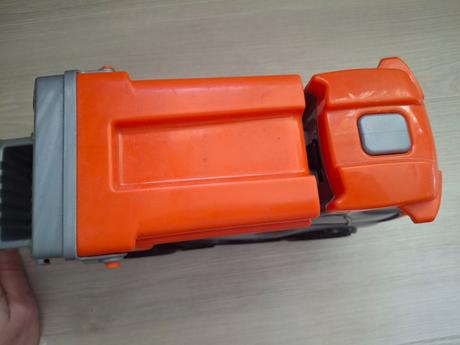 Oranžové smetiarske auto,