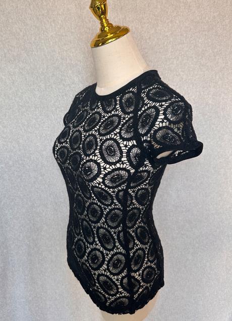 Burberry čipkovaný top na telo, burberry,xs