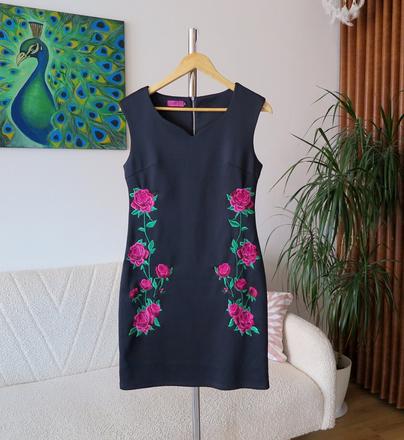 Elegantné čierne puzdrové šaty s výšivkou ruží, m