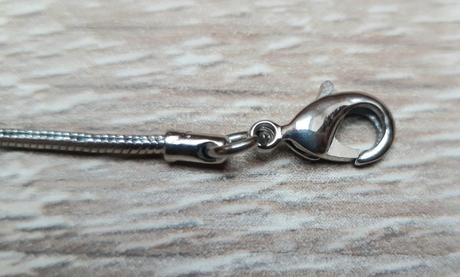 Retiazka s delfínmi,