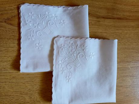 Vyšívané biele vreckovky, 