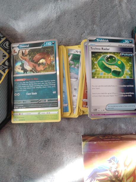 Pokemon karty 97ks a plechovka, 