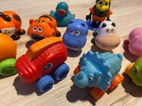 Malé dinosaury autá, zvieratká s krútiacimi hlavam, 