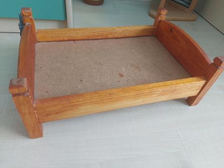 Drevena postielka pre babiku, 