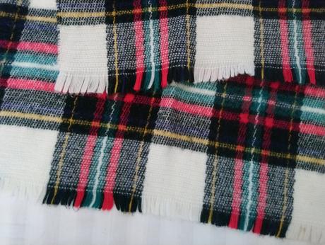 Podlhovastá farebná šatka so strapcami,