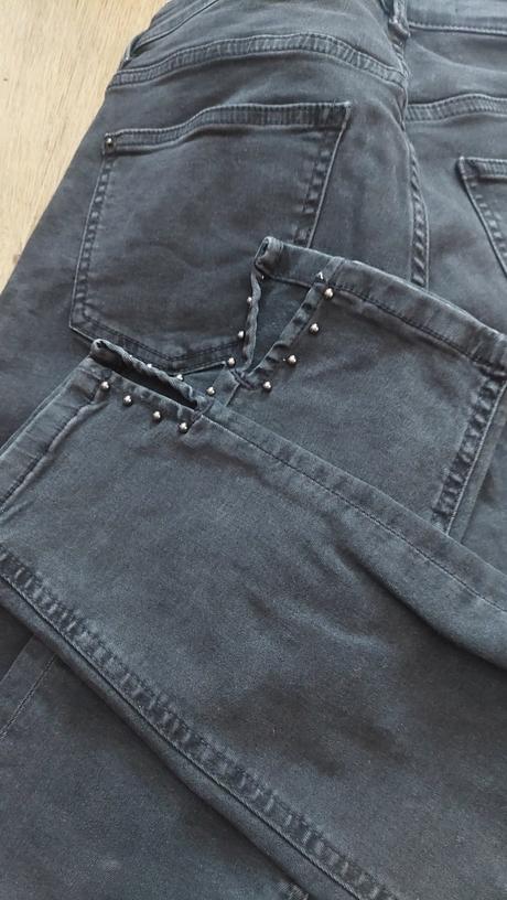 Tmavo sive rifle s ozdobou, reserved,36