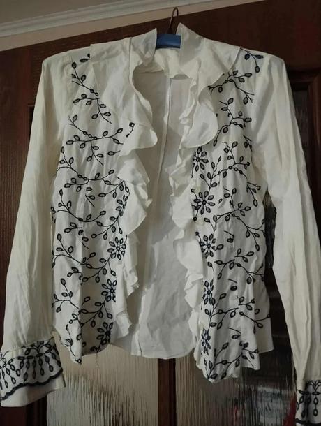 Elegantná vyšívaná blúzka / ľahký sveter, m