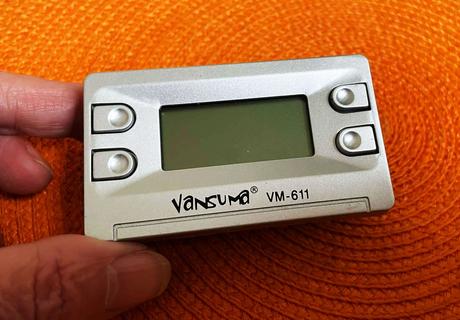 Mini budík s kalendárom, 