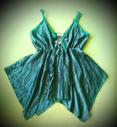 Asymetrický saténový topík veľkosť m/l, l