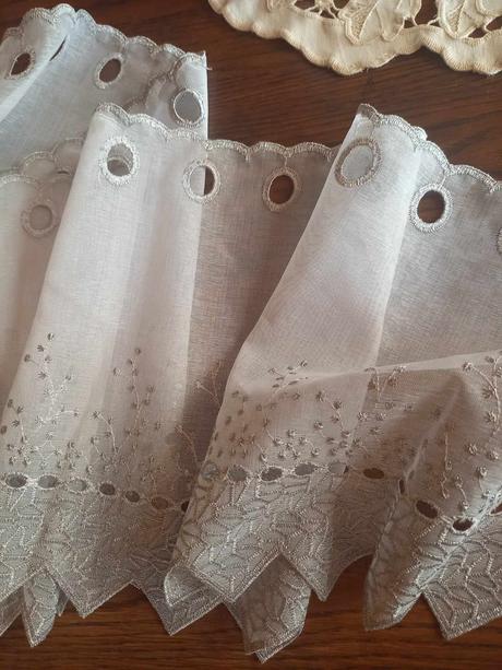 Nová, vyšívaná záclona (vitrážka), 