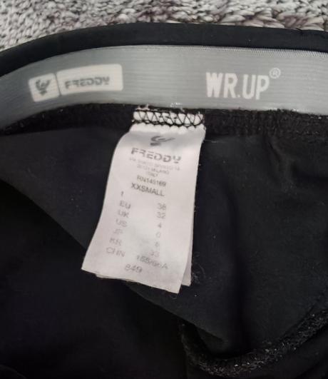 Tvarujuce nohavice, 32