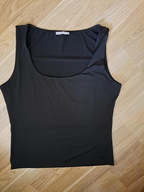 Cierne tielko c.42, gate,42