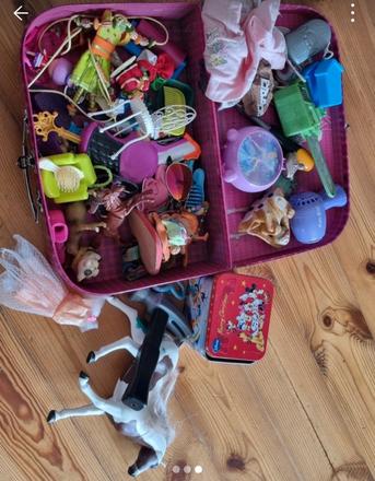 Kufrík s hračkami,