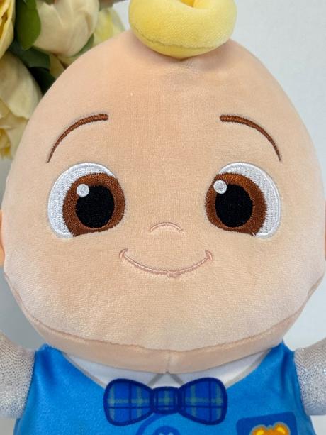 Cocomelon jj plyšová hračka hugmees squishmallows, 