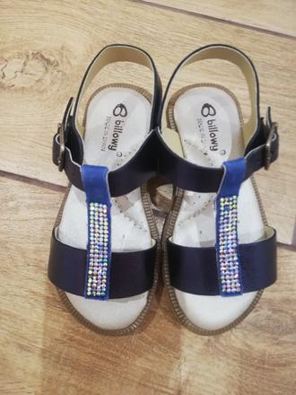 Tmavomodré sandalky, 24