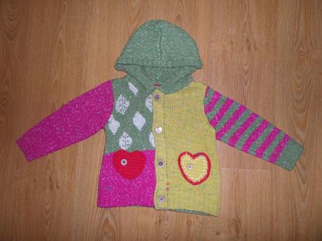 Sveter so srdiečkom, next,104