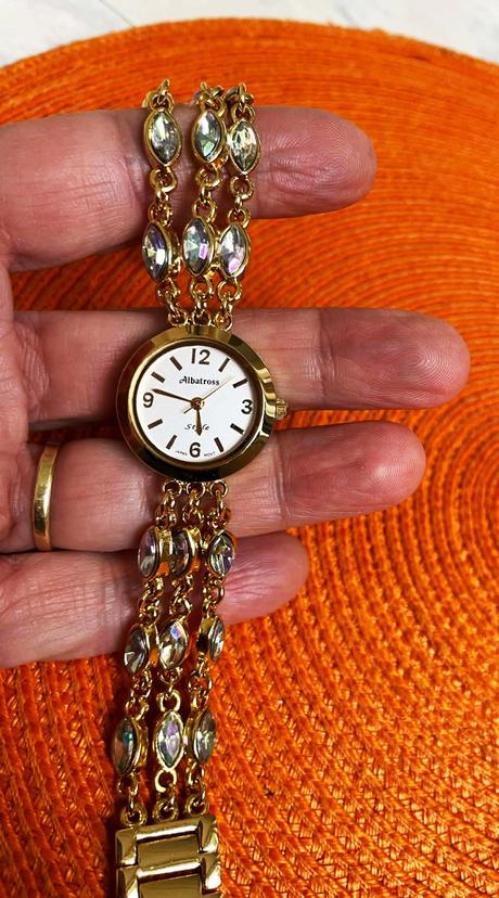Zaujímavé hodinky s opálovými očkami, 