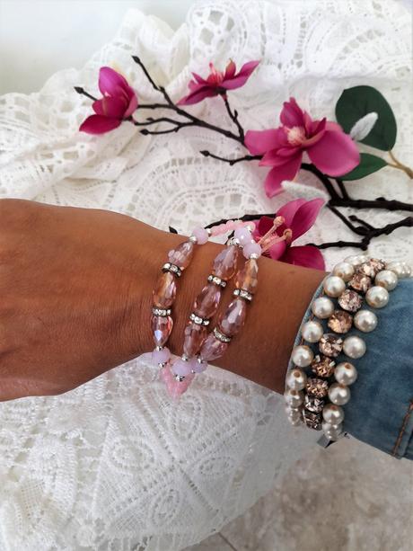 Ružový trblietavý korálkový náramok,