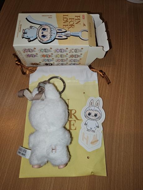 Labubu pin for love "h", 