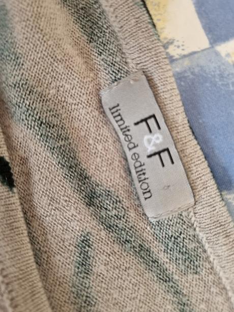 Sivo-čierny dlhší svetrík f&f veľ. 38, f&f,38