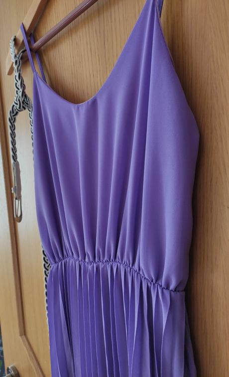 Krásne fialové šaty, 