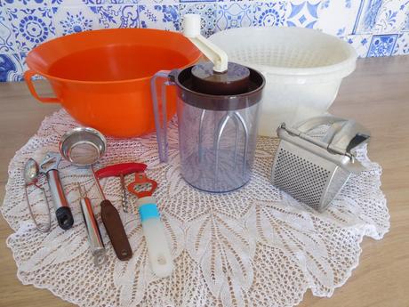 Ručný šľahač, plastové nadoby do kuchyne,, 