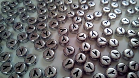 Korálky písmenka strieborné y, 