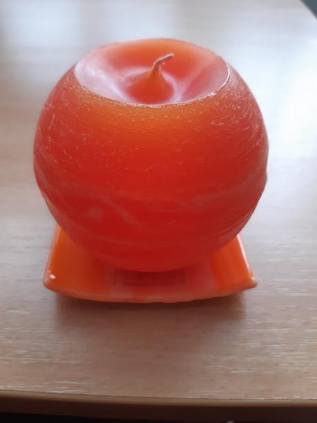 Oranžová sviečka s podstavcom, 