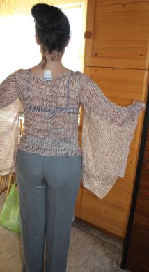 Trendy tops hnedým zebrím vzorom, padavými rukávmi, m