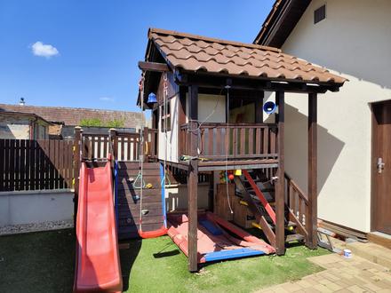 Detské ihrisko s domčekom,