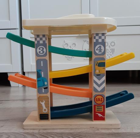 Drevená šmykľavka pre 4 autíčka,