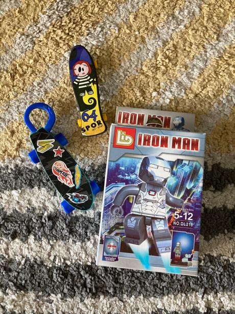 Iron man panáčik a skejty, 